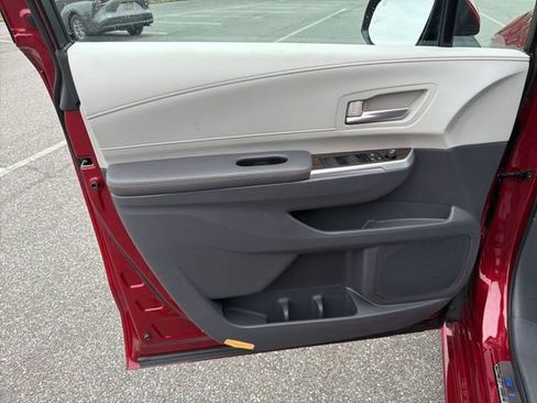 Used 2024 Toyota Sienna XLE image 11