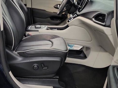 Used 2024 Chrysler Pacifica Limited FWD image 15