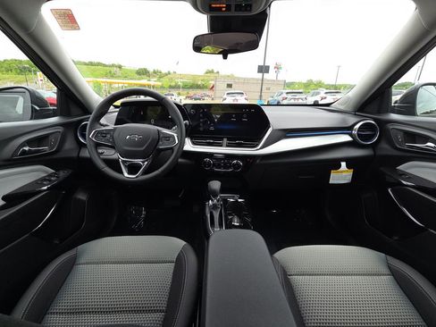 New 2026 Chevrolet Trax LT w/ Sunroof Package FWD image 30