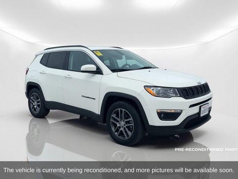 Used 2018 Jeep Compass Latitude w/ Popular Equipment Group FWD image 3