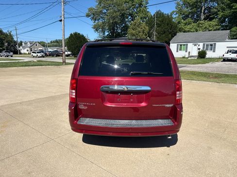 Used 2010 Chrysler Town & Country Limited w/ Entertainment Group #3 FWD image 7