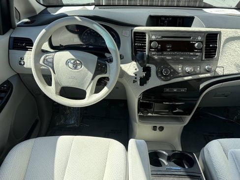 Used 2012 Toyota Sienna LE w/ Towing Pkg FWD image 7