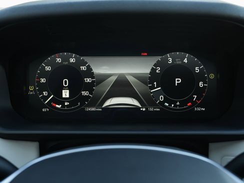 Used 2025 Land Rover Discovery S image 9