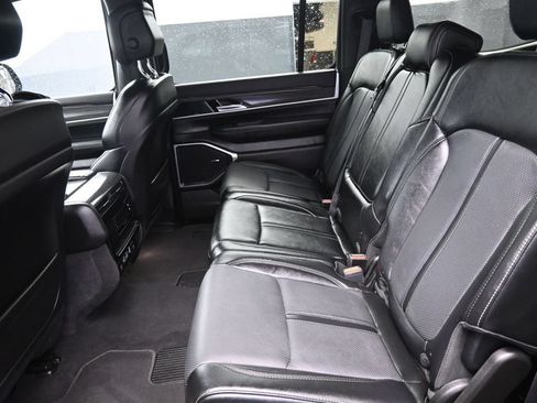Used 2024 Jeep Wagoneer Series II w/ Flexible Seating Group AWD/4WD image 18