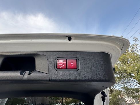 Used 2021 Mercedes-Benz GLC 300 4MATIC image 12