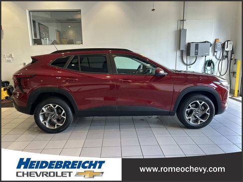 Certified 2024 Chevrolet Trax LT w/ Driver Confidence Package FWD image 2