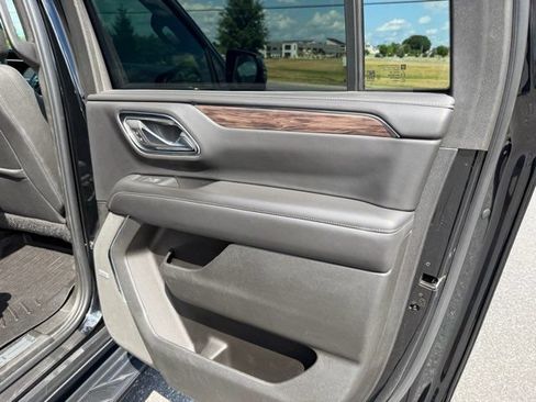 Used 2022 Chevrolet Suburban LT w/ Luxury Package AWD/4WD image 25