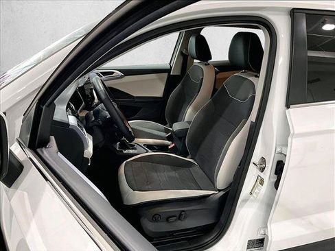 Used 2025 Volkswagen Taos SE FWD image 27