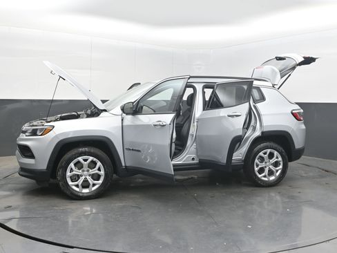 Used 2024 Jeep Compass Latitude image 40