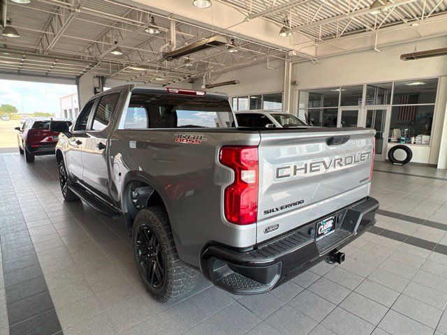 Used 2025 Chevrolet Silverado 1500 Custom Trail Boss w/ LPO, Dark Essentials Package AWD/4WD image 4
