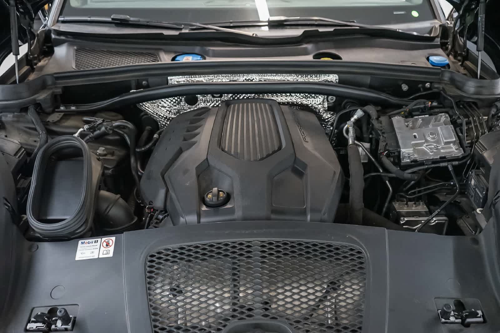 Certified 2024 Porsche Macan AWD/4WD image 33
