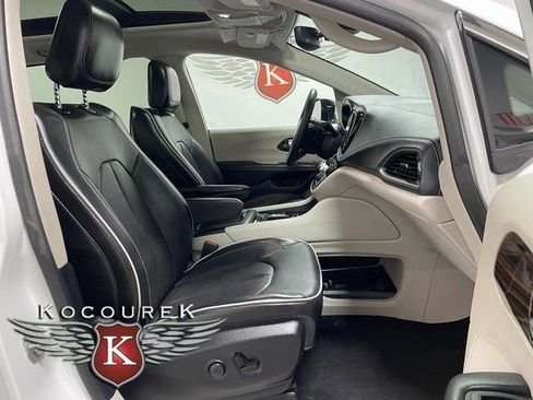 Used 2023 Chrysler Pacifica Limited FWD image 23