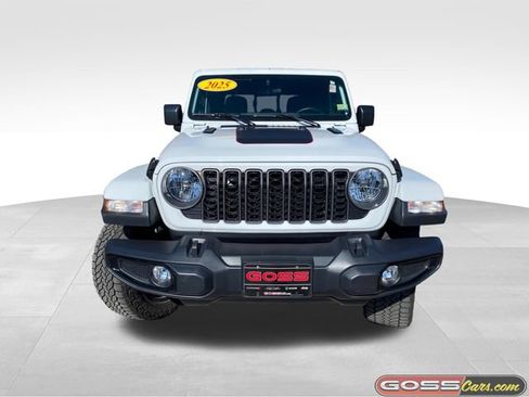 Certified 2025 Jeep Gladiator Sport AWD/4WD image 2