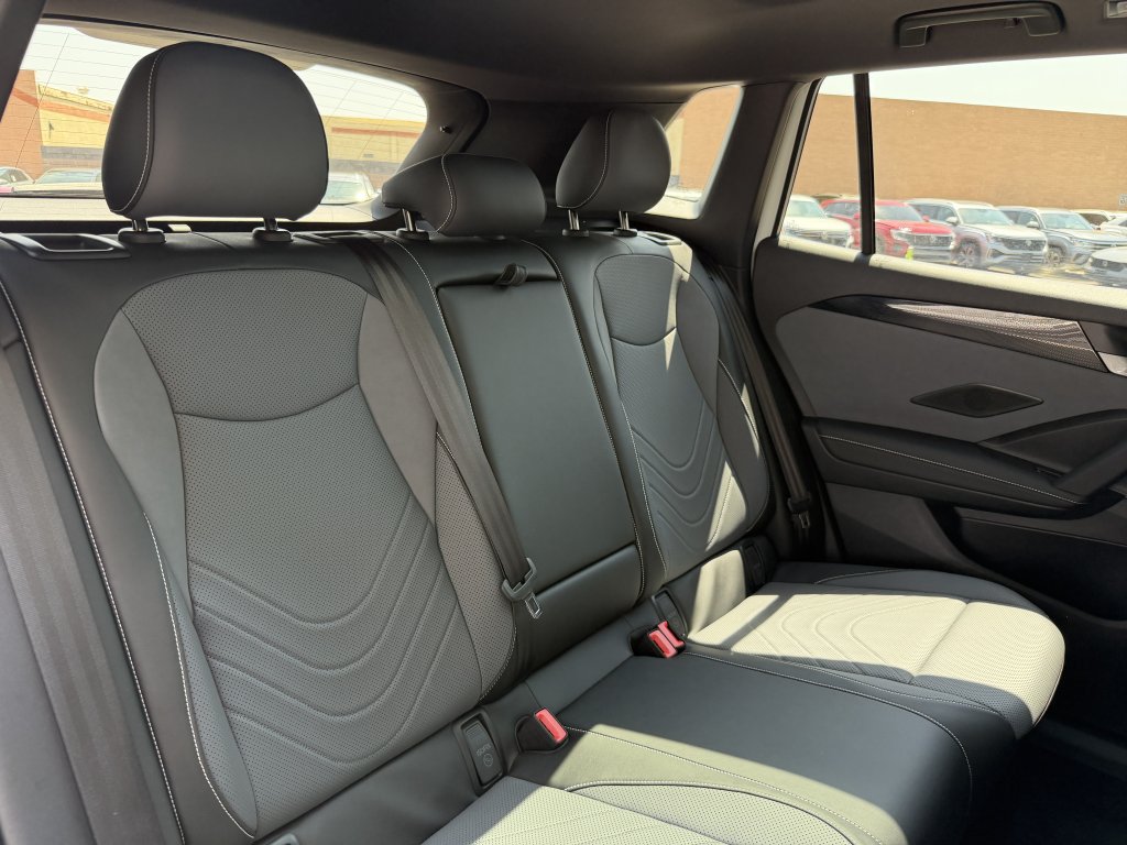 Used 2025 Volkswagen Tiguan SE R-Line AWD/4WD image 39