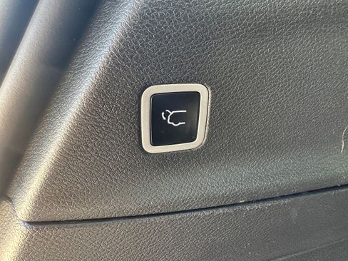 Used 2024 Chrysler Pacifica Limited w/ S Appearance Package FWD image 37