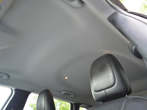 Used 2020 Jeep Cherokee Latitude Plus w/ Comfort/Convenience Group FWD image 11