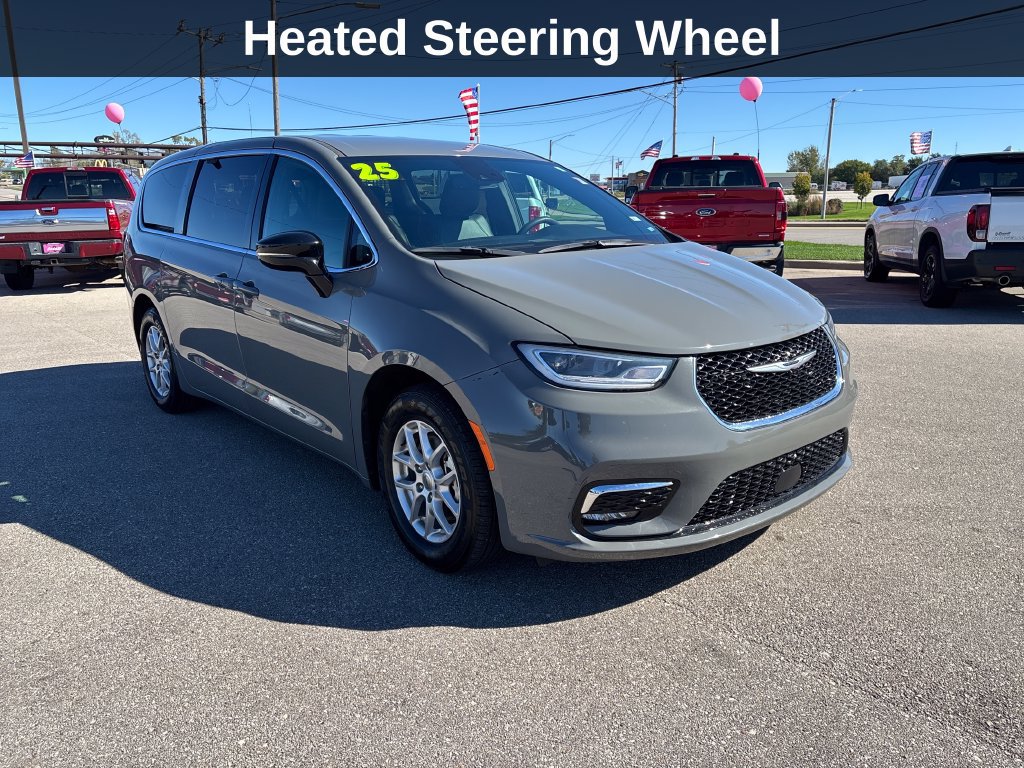 Used 2025 Chrysler Pacifica Select FWD image 9
