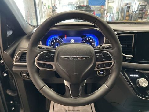 Used 2025 Chrysler Pacifica Select image 17