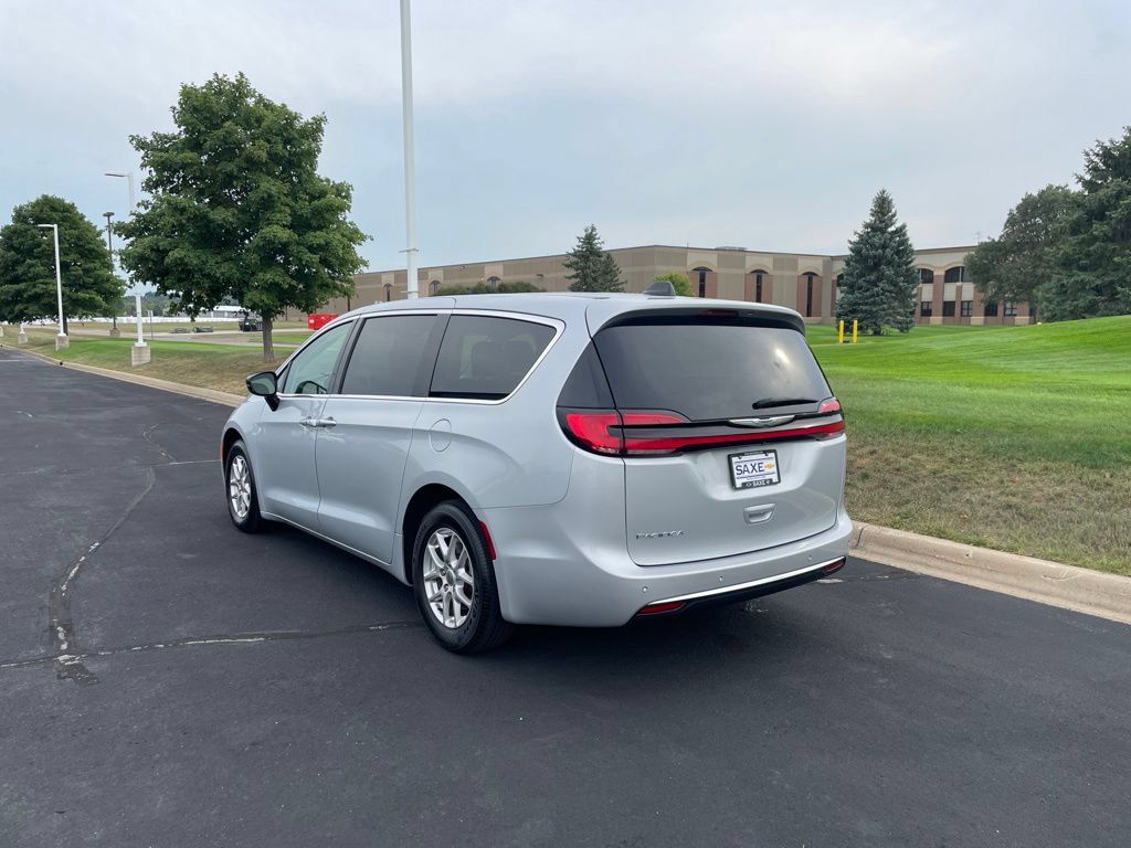 Used 2024 Chrysler Pacifica Touring-L FWD image 3