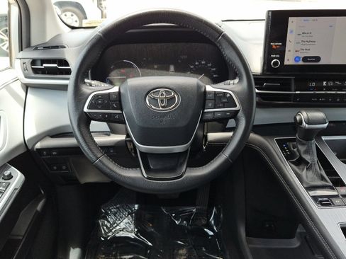 Used 2025 Toyota Sienna XLE FWD image 13