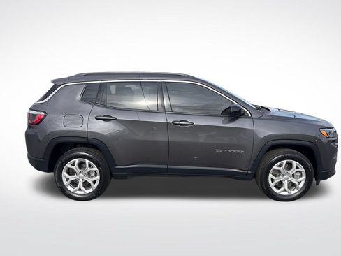 Used 2024 Jeep Compass Latitude AWD/4WD image 7