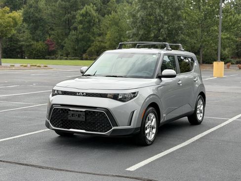 Used 2023 Kia Soul LX w/ LX Technology Package FWD image 3