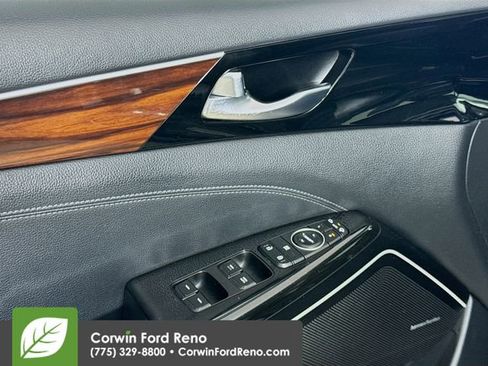 Used 2017 Kia Cadenza Premium w/ Luxury Package image 18