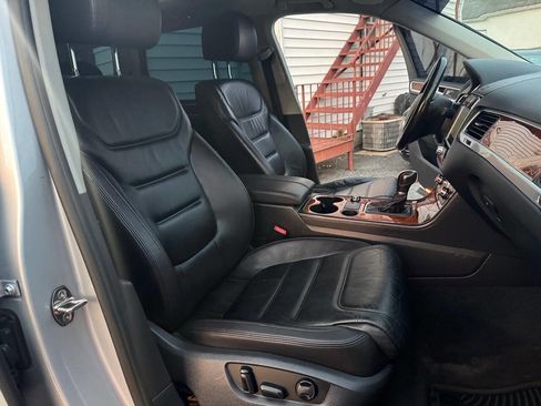 Used 2014 Volkswagen Touareg TDI image 32