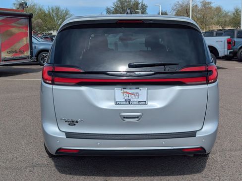 Used 2024 Chrysler Pacifica Touring-L image 28
