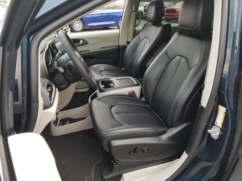 Certified 2024 Chrysler Pacifica Touring-L image 8