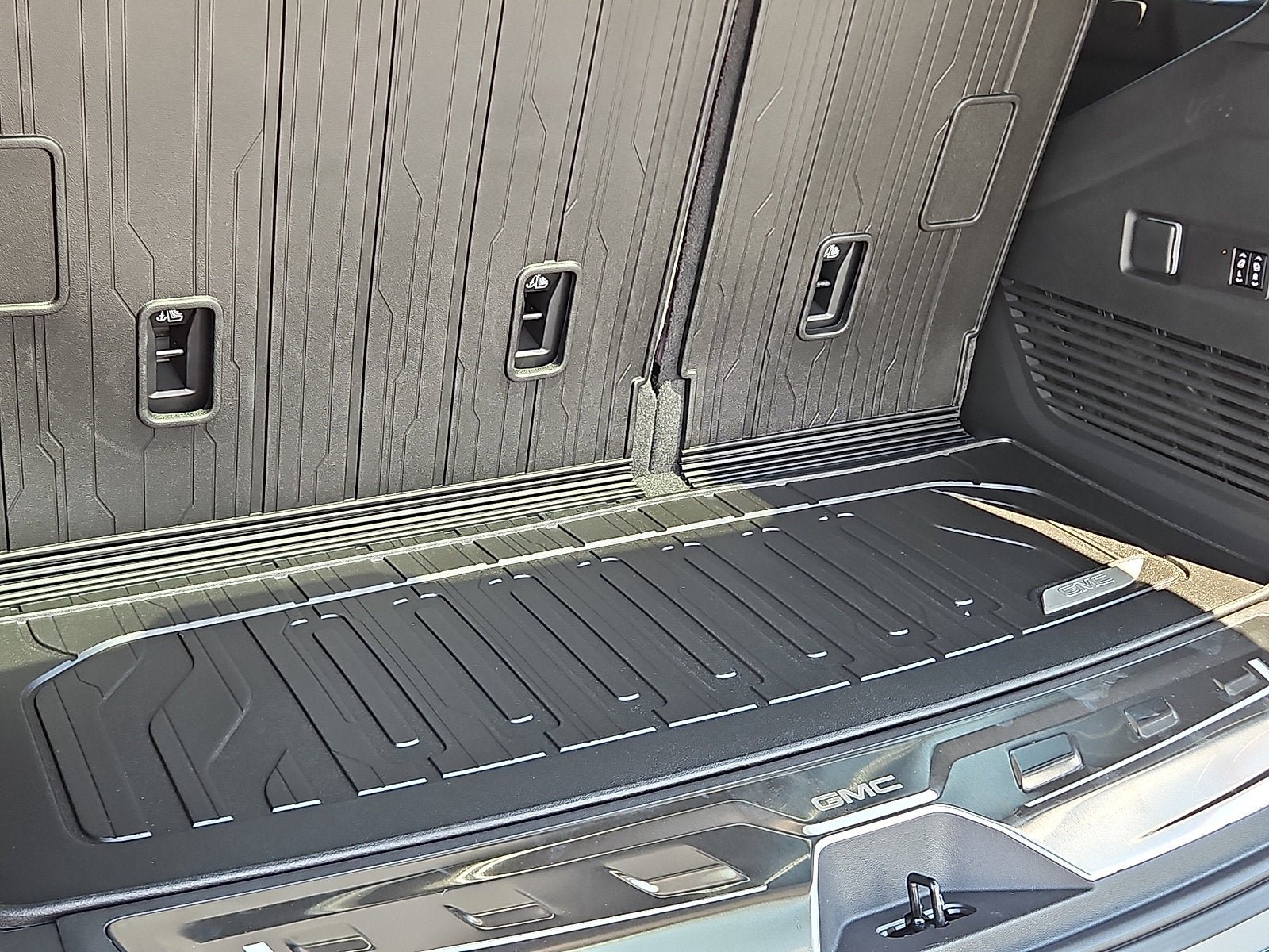New 2026 GMC Yukon Denali Ultimate AWD/4WD image 9
