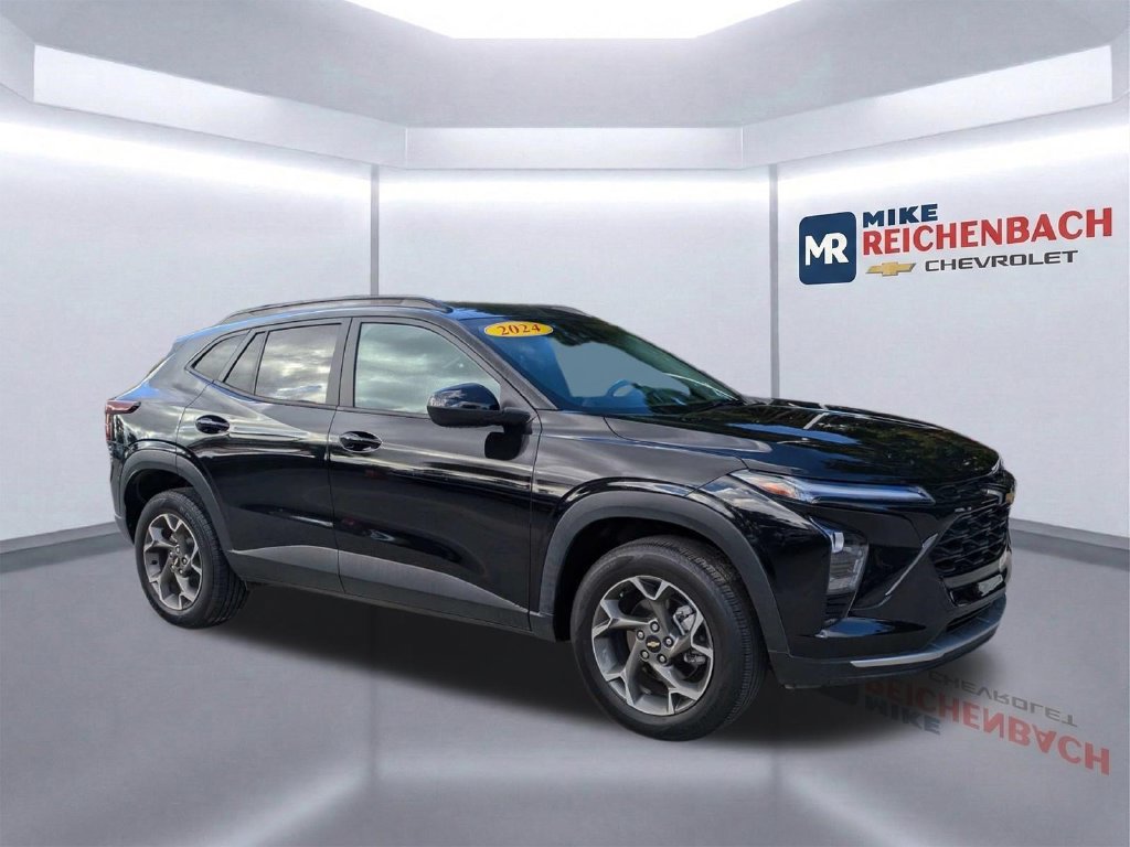 Used 2024 Chevrolet Trax LT w/ Driver Confidence Package FWD image 2