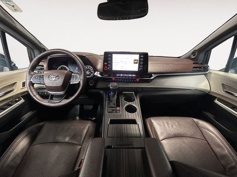 Used 2022 Toyota Sienna Platinum image 13