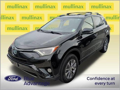 Used 2018 Toyota RAV4 XLE AWD/4WD image 2