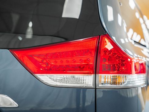 Used 2014 Toyota Sienna Limited image 18