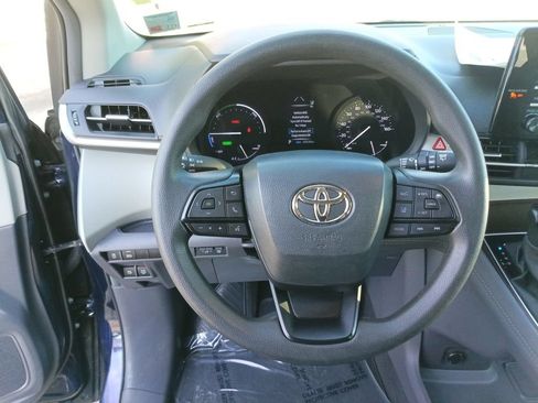Used 2024 Toyota Sienna LE FWD image 16
