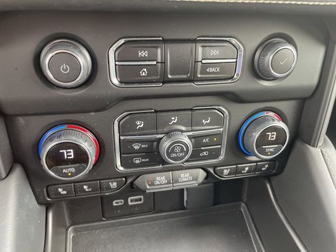 Used 2024 Chevrolet Tahoe Premier AWD/4WD image 28