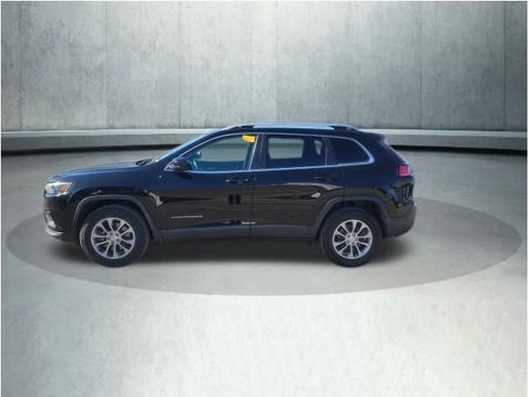 Used 2019 Jeep Cherokee Latitude Plus w/ Cold Weather Group AWD/4WD image 2