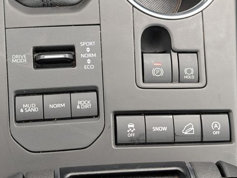 Used 2020 Toyota Highlander XLE AWD/4WD image 30