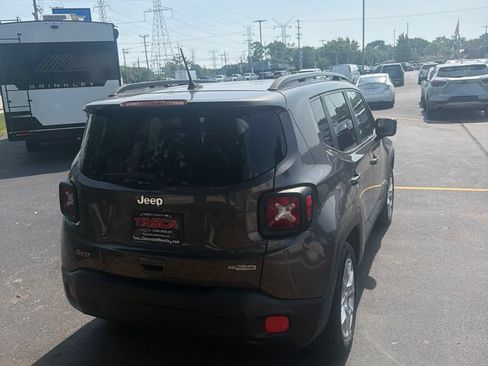 Used 2018 Jeep Renegade Latitude w/ UConnect 8.4 Nav Group FWD image 6
