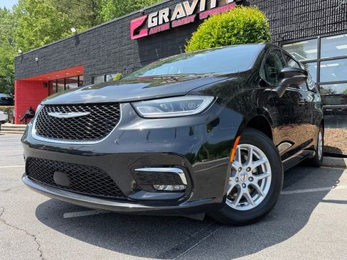Used 2023 Chrysler Pacifica Touring-L FWD image 2