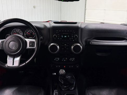 Used 2016 Jeep Wrangler Unlimited Rubicon AWD/4WD image 13