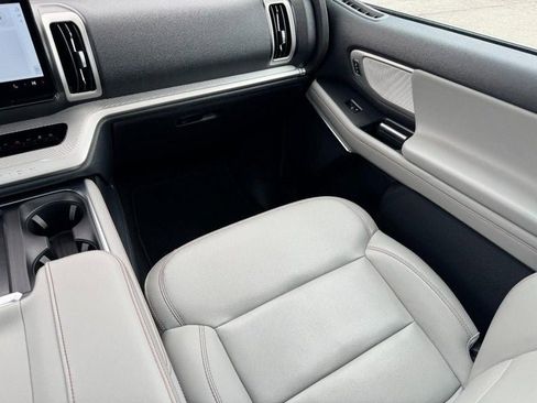 Used 2025 Ford Expedition Active image 16