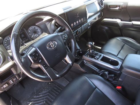 Used 2019 Toyota Tacoma TRD Off-Road AWD/4WD image 15