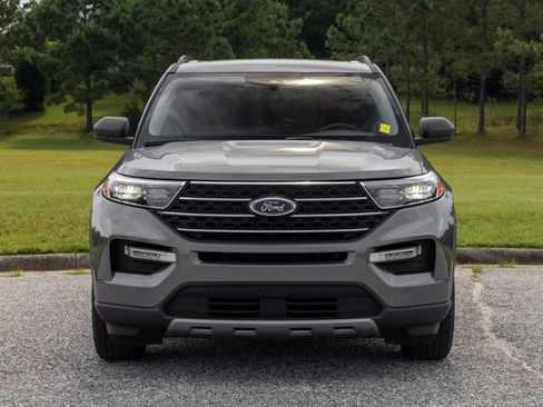 Used 2022 Ford Explorer XLT w/ Equipment Group 202A image 2