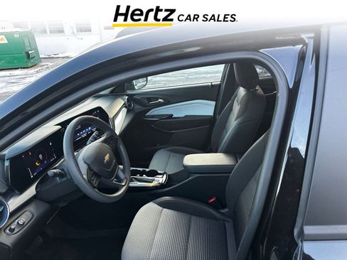 Used 2025 Chevrolet Trax LT image 8