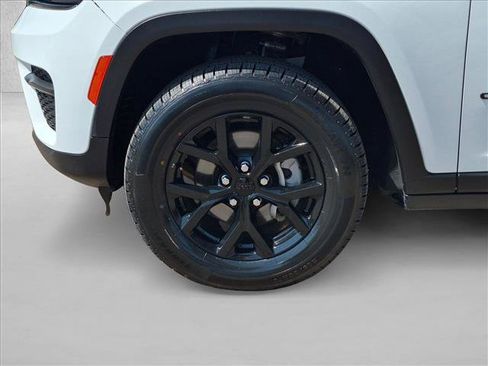 Used 2024 Jeep Grand Cherokee Altitude AWD/4WD image 9