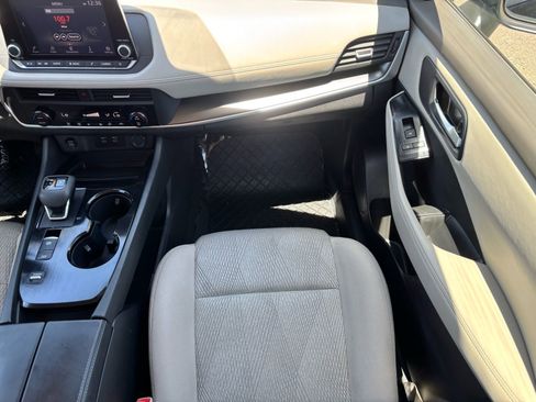 Used 2025 Nissan Rogue SV FWD image 15