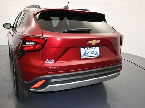 Certified 2025 Chevrolet Trax LT w/ LT Convenience Package image 23