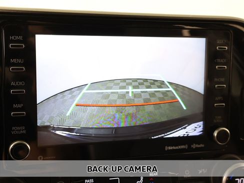 Used 2022 Toyota Highlander XLE AWD/4WD image 6